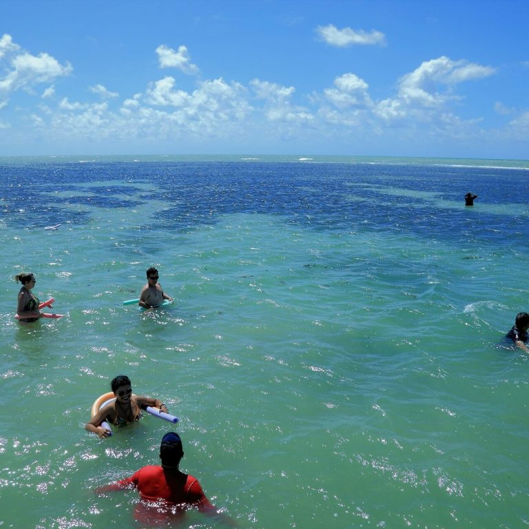 piscinas-naturais-do-bessa-conhecida-como-caribe-paraibano-e-possivel-realizar-passeios-ecologicos-e-aquaticos-como-stand-up-paddle-e-caiaque-nos-recifes-5-scaled
